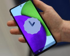 Павел Дуров показал свой смартфон, который не пережил жару Дубая