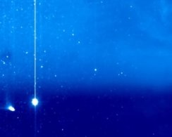 NASA показало, как выброс с Солнца оторвал хвост «комете дьявола»
