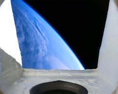 Опубликовано видео изнутри капсулы, падающей на Землю с орбиты.</p>
<p>Выглядит обжигающе