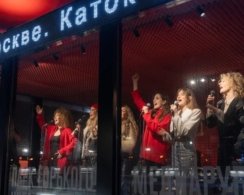 На катке в Парке Горького Москвы зимой можно послушать молодых артистов